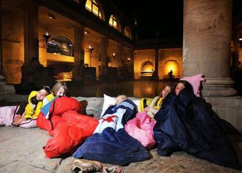 Τα παιδιά περνούν τη νύχτα τους στο Μουσείο Sleepover & ο πολιτισμός παιχνίδι 