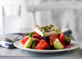 Επιλέξτε χωριάτικη σαλάτα για ένα διαιτητικό βραδινό!