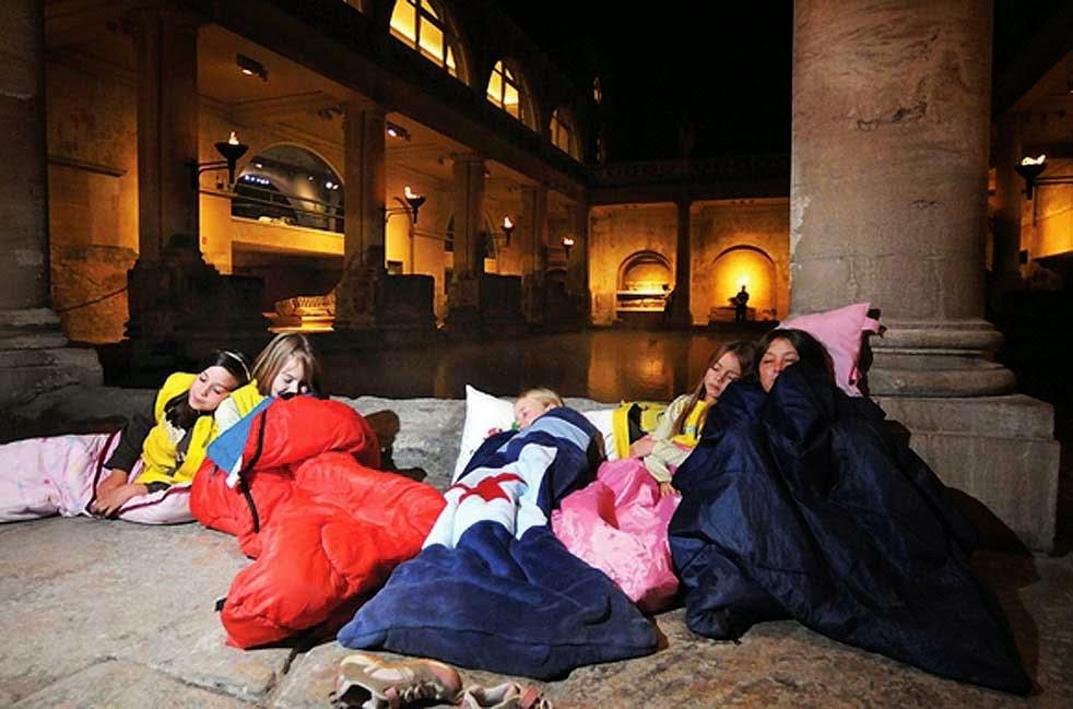 Τα παιδιά περνούν τη νύχτα τους στο Μουσείο Sleepover & ο πολιτισμός παιχνίδι 