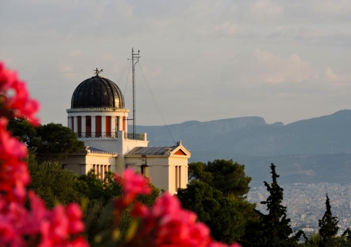 Το Κέντρο Επισκεπτών Θησείου έχει ανοίξει και πάλι τις θύρες του για μικρούς και μεγάλους σε όλους του τους χώρους. >>> Οι βραδινές μας τακτικές ξεναγήσεις πραγματοποιούνται κάθε Τετάρτη, Πέμπτη, Παρασκευή και Σάββατο από τις 21:00 έως τις 22:30. >>> Ξεκινώντας με μια εισαγωγική ομιλία, εξωτερικά του πρώτου κτίσματος του Αστεροσκοπείου στο λόφο των Νυμφών, συνεχίζουμε στο κήπο με μια προβολή για τον Μηχανισμό των Αντικυθήρων και ομιλητή τον αείμνηστο καθηγητή Γιάννη Σειραδάκη. Καταλήγουμε στον λόφο της Πνύκας για ουρανογραφία και παρατήρηση του ουρανού. >>> Στους εξωτερικούς χώρους συγκροτούμε ομάδες των 20 ατόμων. Στους εσωτερικούς χώρους εισερχόμαστε ο ένας ακολουθώντας τον άλλον, τηρώντας αυστηρά τις απαιτούμενες αποστάσεις και συνιστώντας τη χρήση μάσκας. >>> Χαιρόμαστε που συνεχίζουμε μετά από 5 έτη λειτουργίας του Κέντρου Επισκεπτών Θησείου να μοιραζόμαστε μαζί σας τις τις γνώσεις και τον ενθουσιασμό μας για τον ουρανό. >>> Το πρόγραμμα αναλυτικά έχει ως εξής: >>> Τετάρτη, Πέμπτη, Παρασκευή και Σάββατο