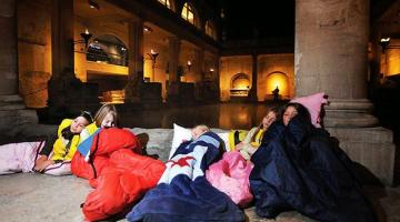 Τα παιδιά περνούν τη νύχτα τους στο Μουσείο Sleepover & ο πολιτισμός παιχνίδι 