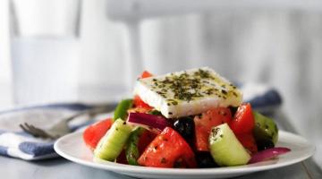 Επιλέξτε χωριάτικη σαλάτα για ένα διαιτητικό βραδινό!
