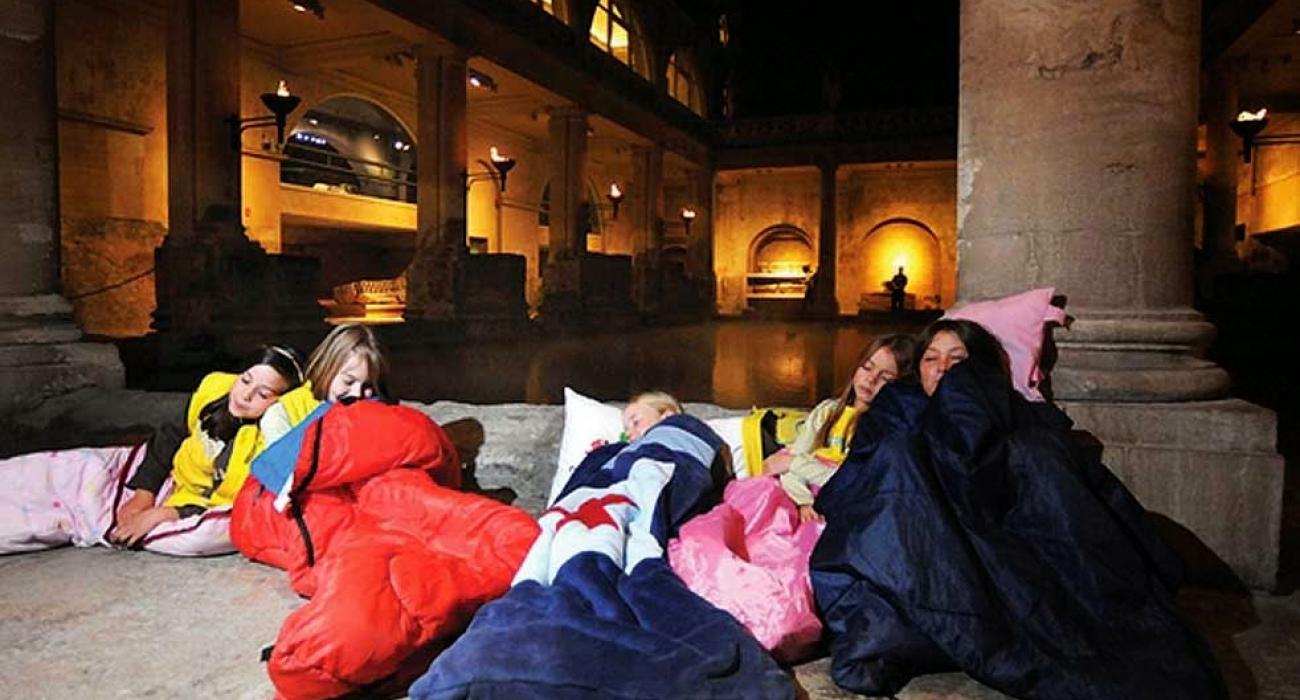Τα παιδιά περνούν τη νύχτα τους στο Μουσείο Sleepover & ο πολιτισμός παιχνίδι 