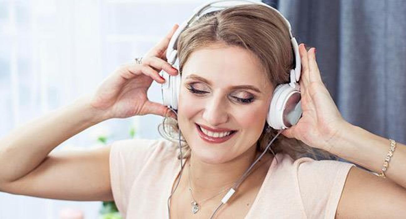 Γνωρίζουμε ότι η μουσική έχει μεγάλη επίδραση στον άνθρωπο. Τι προσφέρει όμως σε ανθρώπους που ζουν με τον καρκίνο; Γνωρίζουμε ότι η μουσική έχει μεγάλη επίδραση στον άνθρωπο. Μπορεί να τον κάνει να χαμογελά όταν νιώθει στρες ή να τον οδηγεί να έρχεται σε επαφή με τα συναισθήματά του.